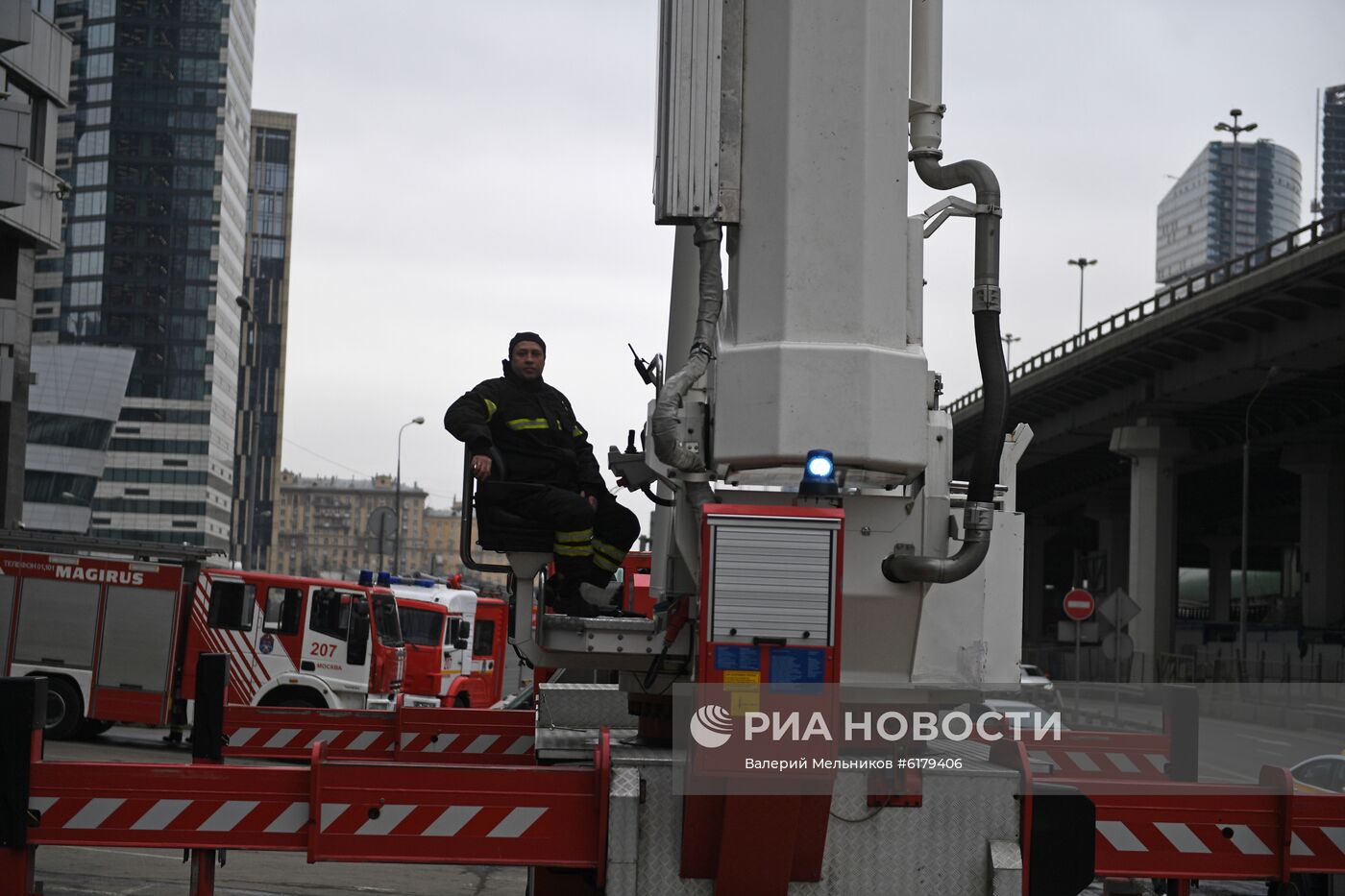 Показательные выступления работников Пожарно-спасательного центра Москвы