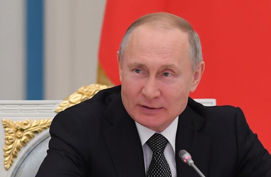 Президент РФ В. Путин встретился с рабочей группой по подготовке поправок в Конституцию