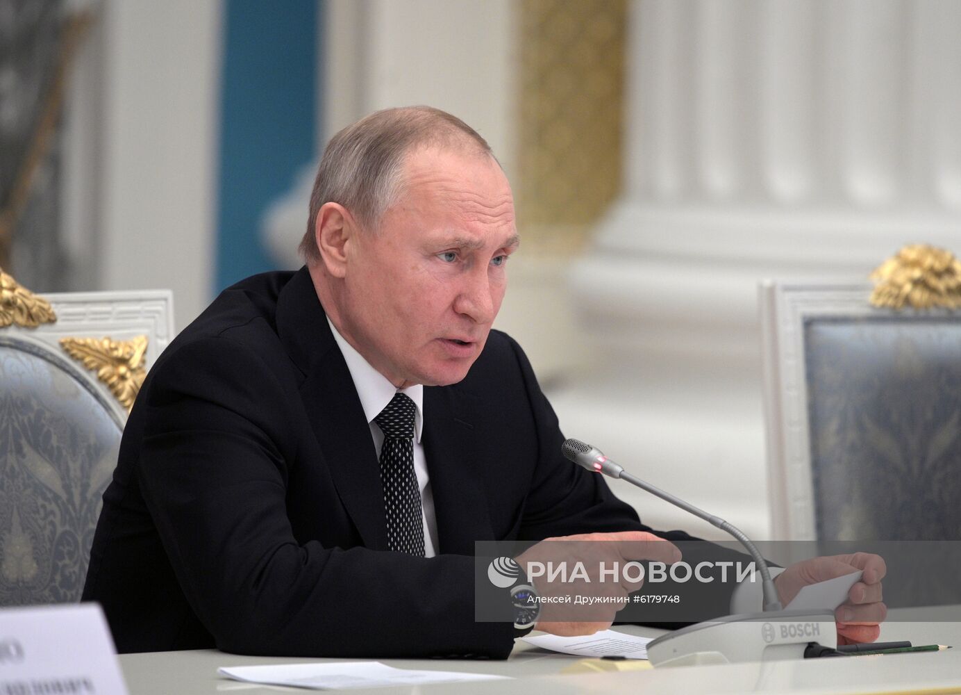 Президент РФ В. Путин встретился с рабочей группой по подготовке поправок в Конституцию
