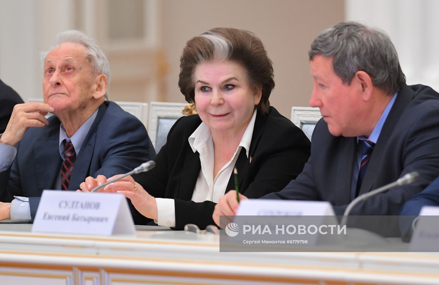 Президент РФ В. Путин встретился с рабочей группой по подготовке поправок в Конституцию