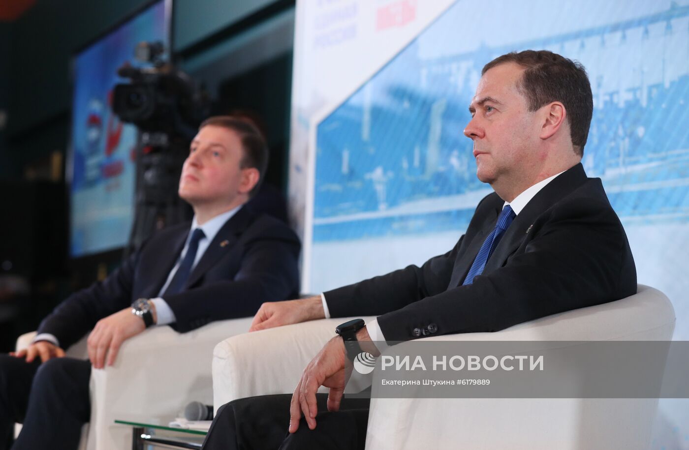 Председатель партии "Единая Россия" Д. Медведев провел встречу с волонтёрами патриотических движений