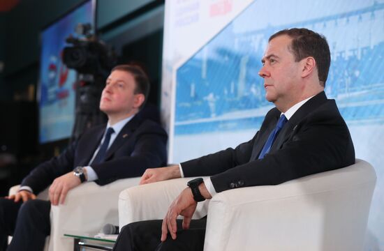 Председатель партии "Единая Россия" Д. Медведев провел встречу с волонтёрами патриотических движений