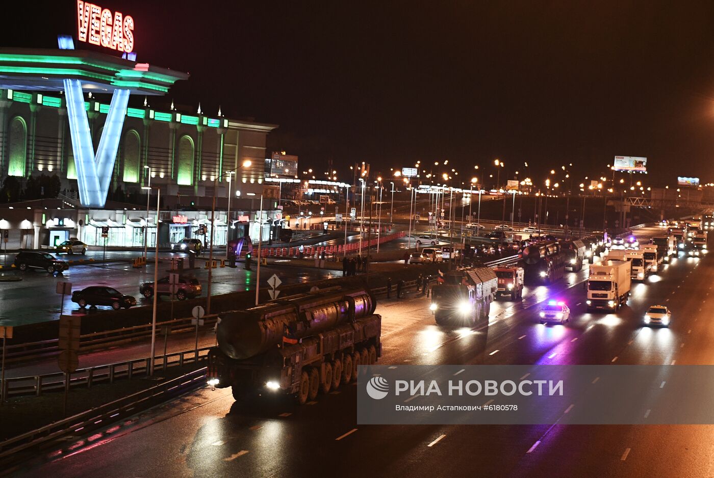 Перемещение ракетных комплексов "Ярс" в Москву 