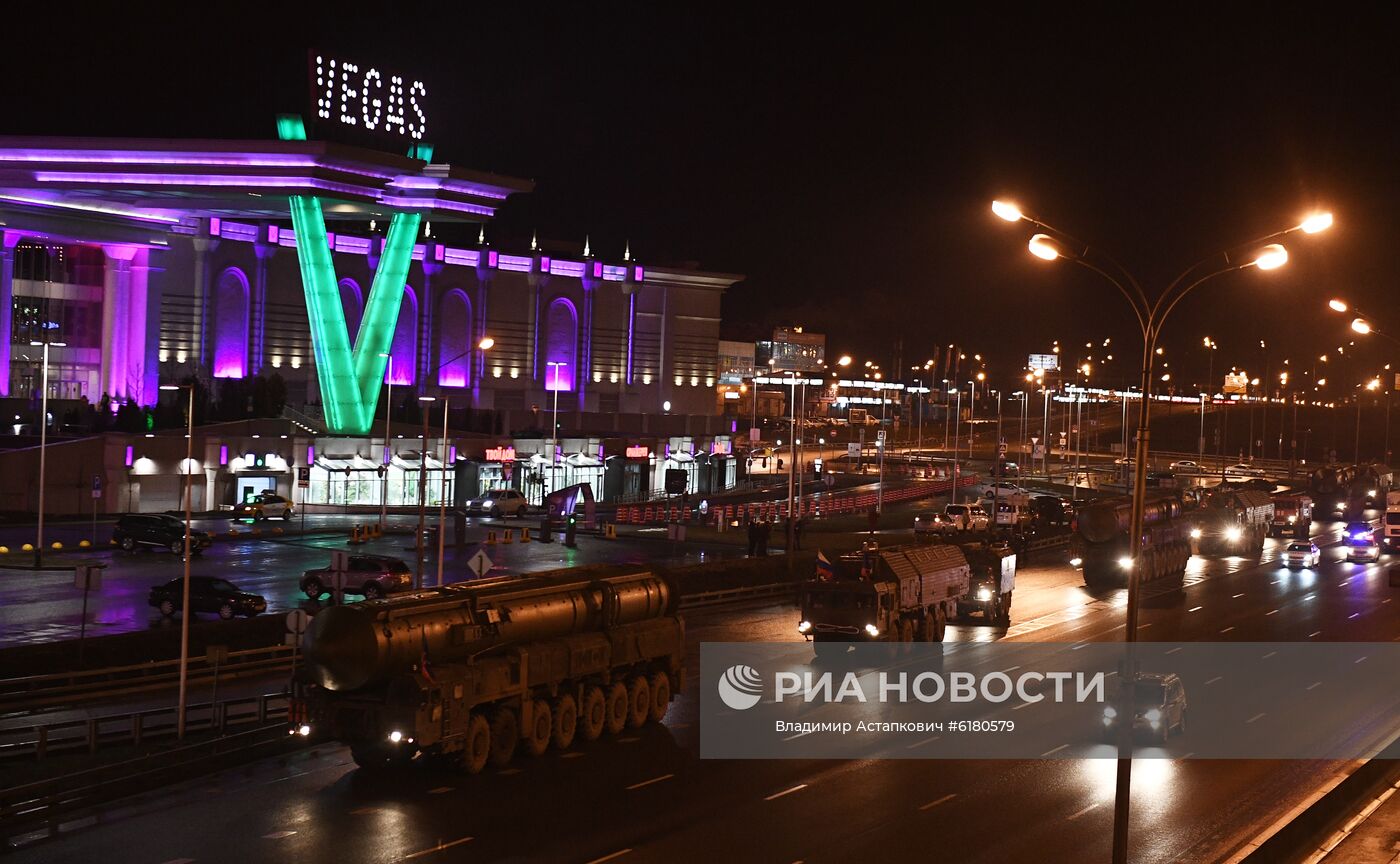 Перемещение ракетных комплексов "Ярс" в Москву 