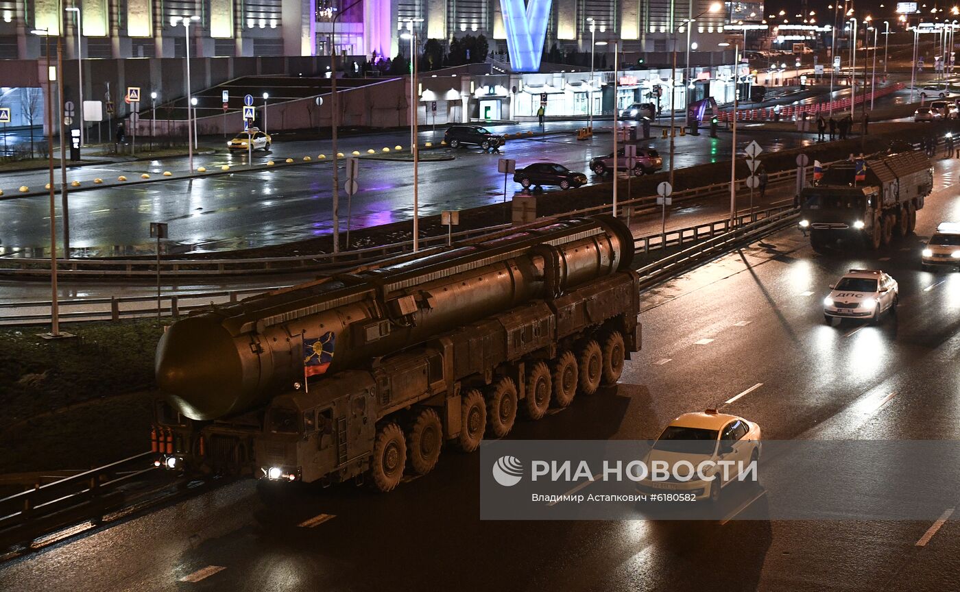 Перемещение ракетных комплексов "Ярс" в Москву 