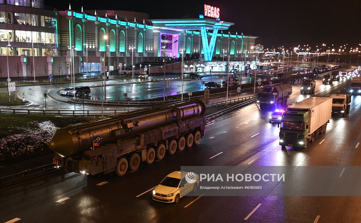 Перемещение ракетных комплексов "Ярс" в Москву 