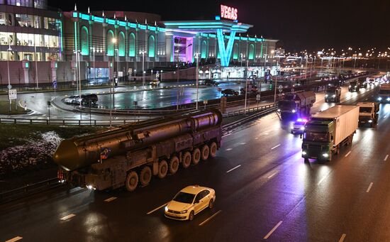 Перемещение ракетных комплексов "Ярс" в Москву 