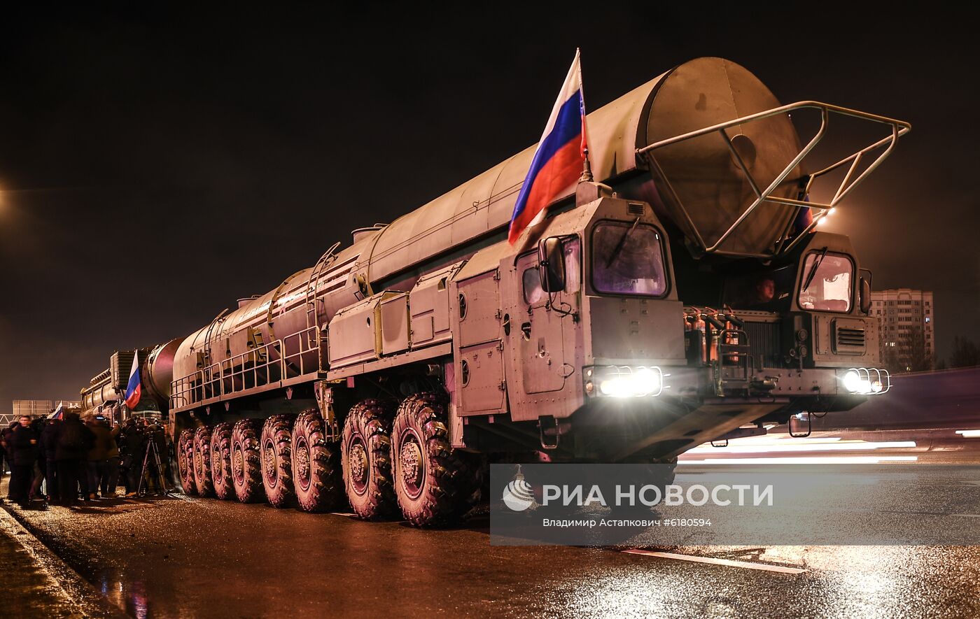 Перемещение ракетных комплексов "Ярс" в Москву 