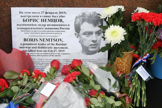 Цветы на месте гибели Б. Немцова