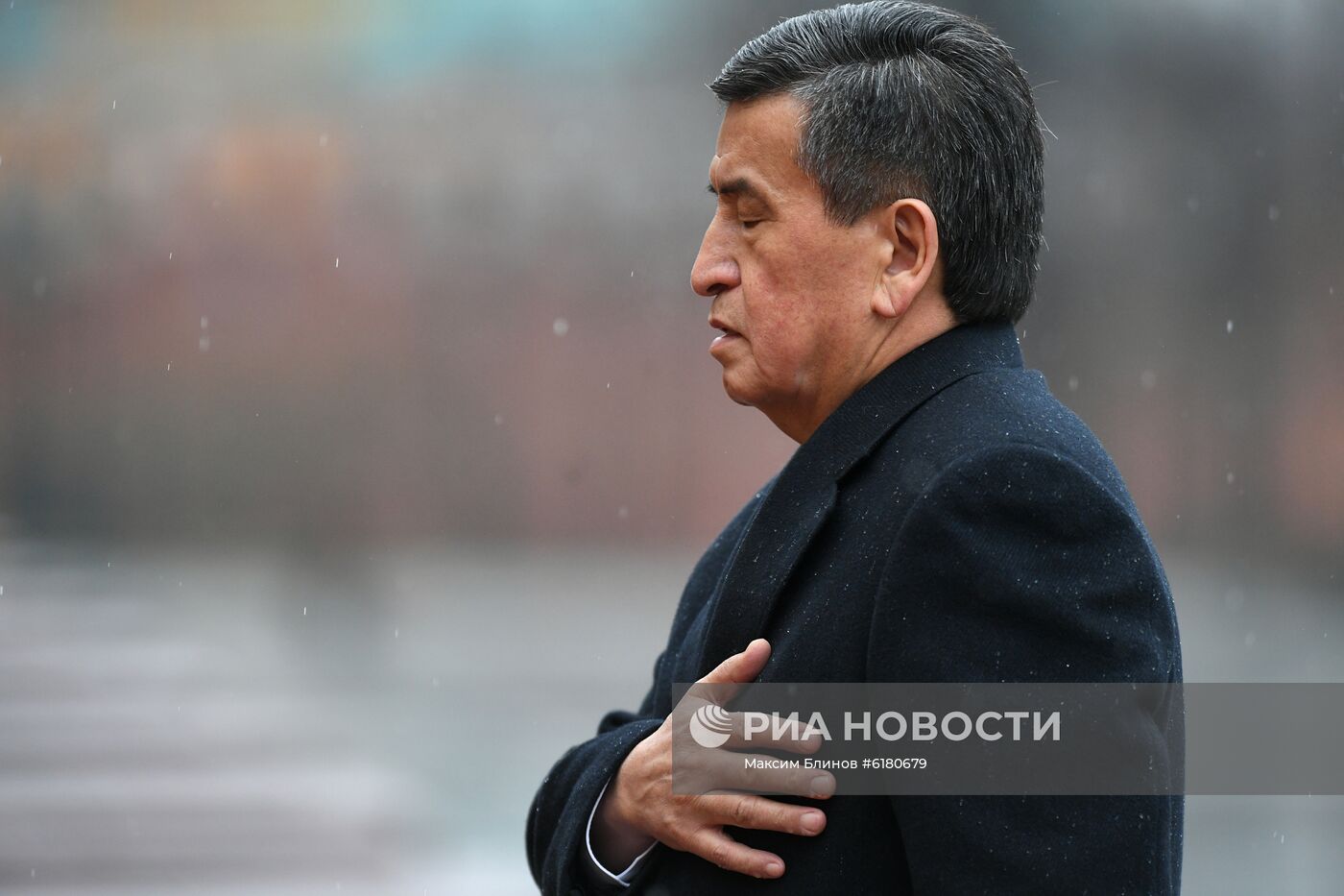 Президент Киргизии С. Жээнбеков возложил цветы к Могиле Неизвестного Солдата