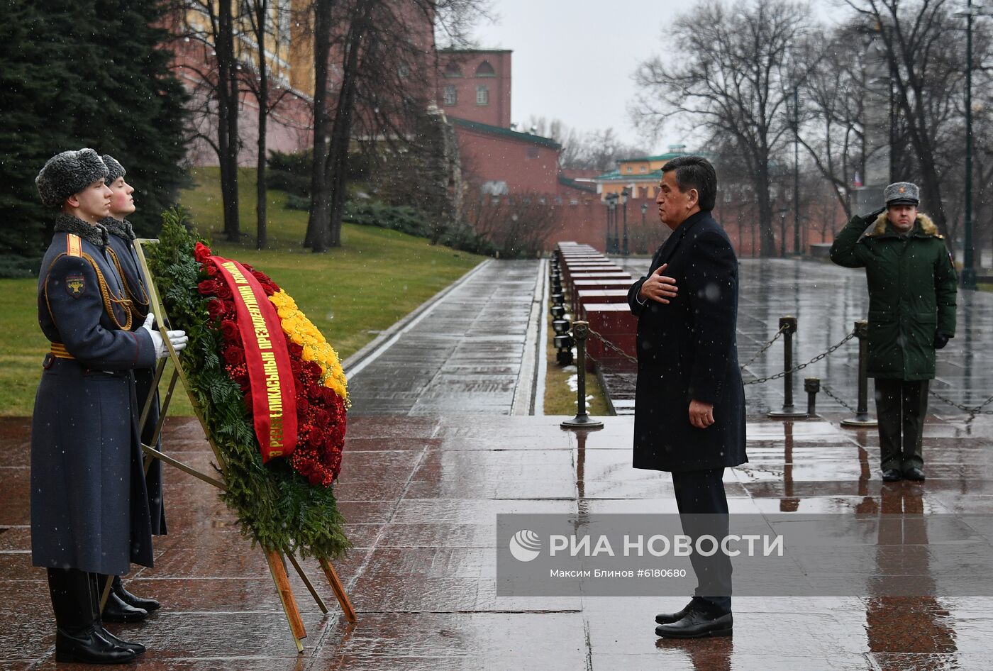 Президент Киргизии С. Жээнбеков возложил цветы к Могиле Неизвестного Солдата