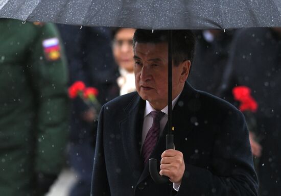 Президент Киргизии С. Жээнбеков возложил цветы к Могиле Неизвестного Солдата