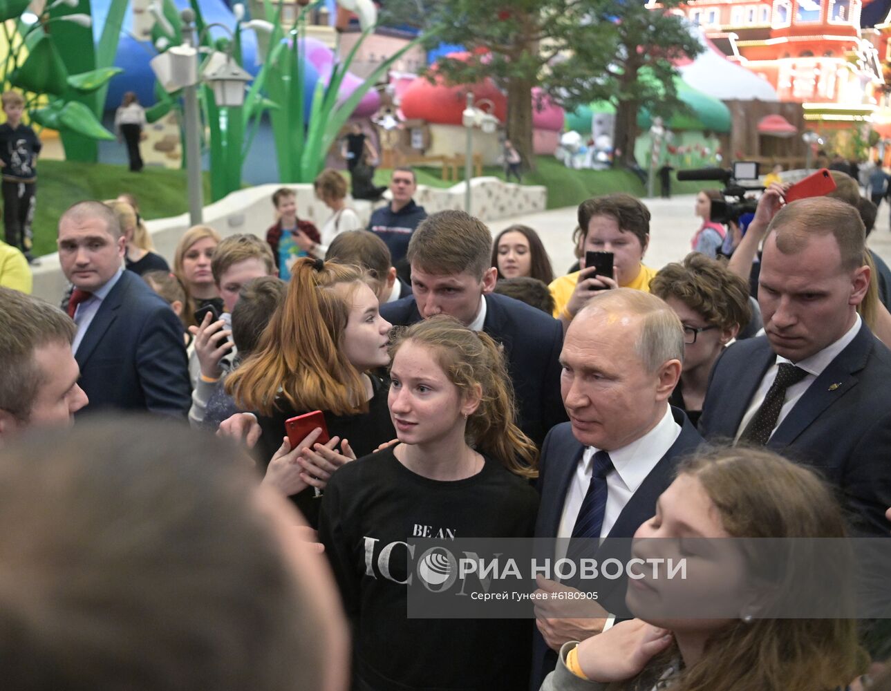Президент РФ В. Путин посетил парк "Остров мечты"