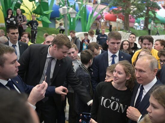 Президент РФ В. Путин посетил парк "Остров мечты"