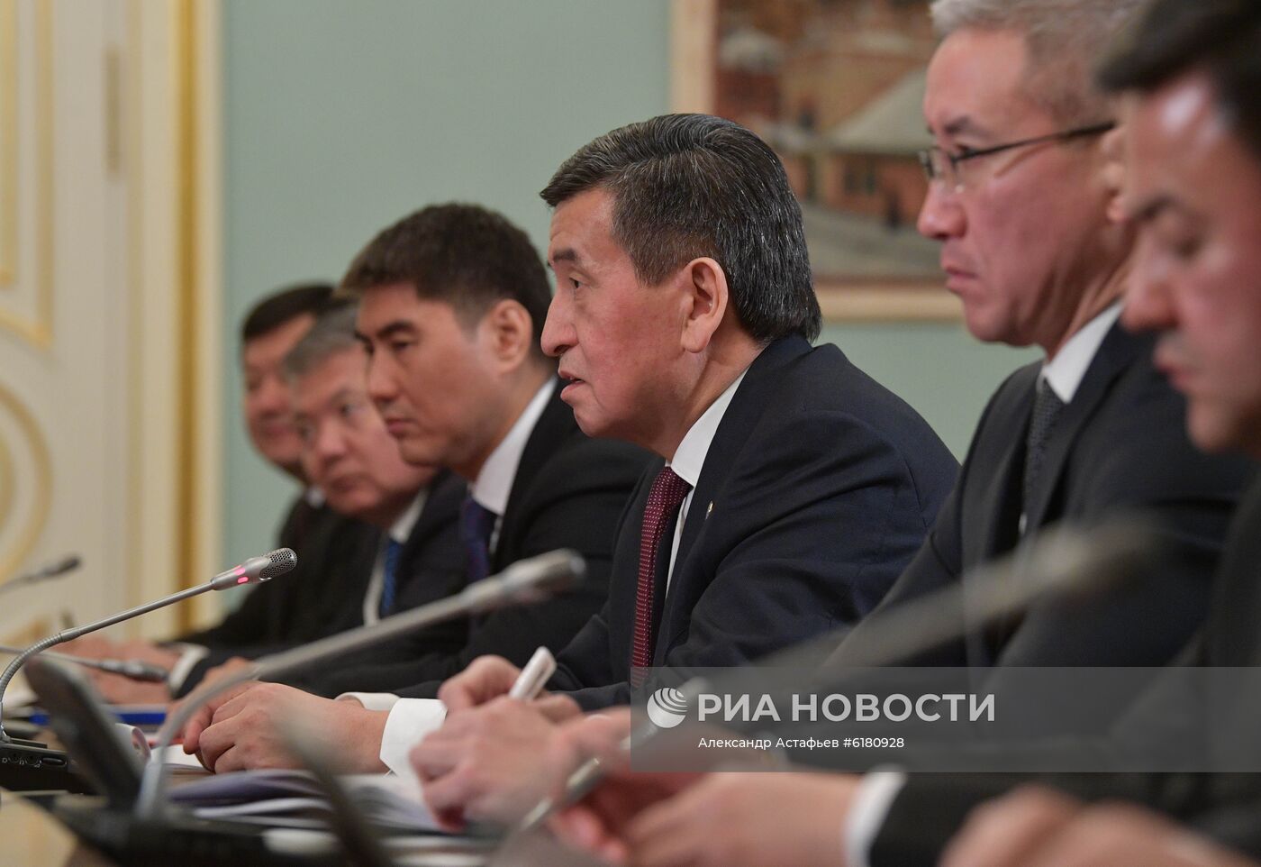 Премьер-министр РФ М. Мишустин встретился с президентом Киргизии С. Жээнбековым