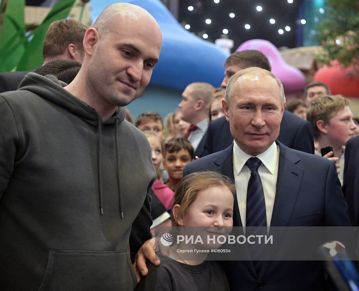 Президент РФ В. Путин посетил парк "Остров мечты"