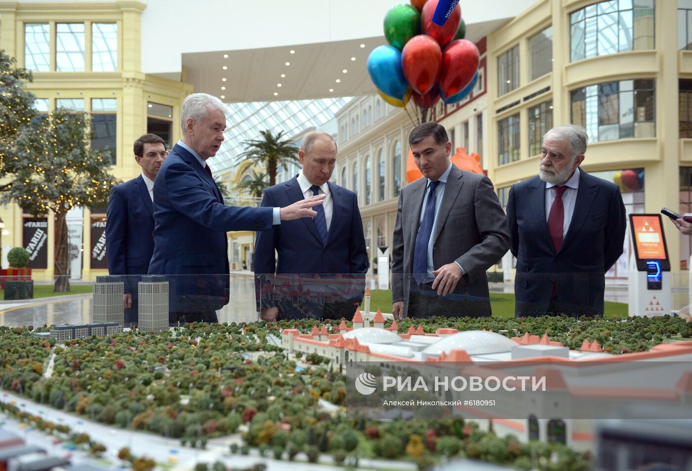 Президент РФ В. Путин посетил парк "Остров мечты"