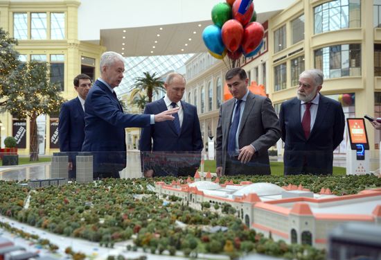 Президент РФ В. Путин посетил парк "Остров мечты"