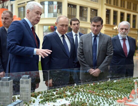 Президент РФ В. Путин посетил парк "Остров мечты"