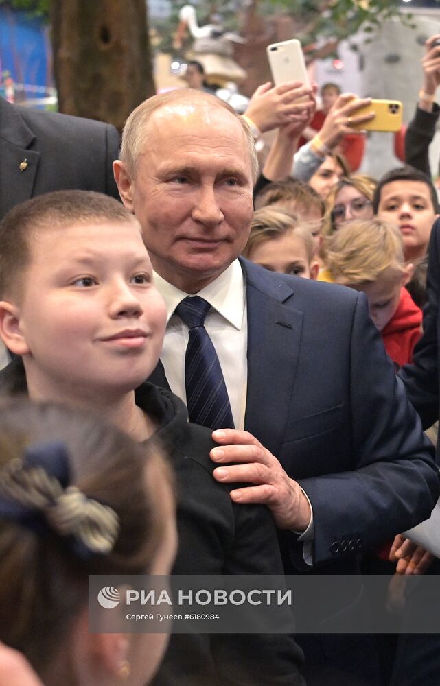 Президент РФ В. Путин посетил парк "Остров мечты"