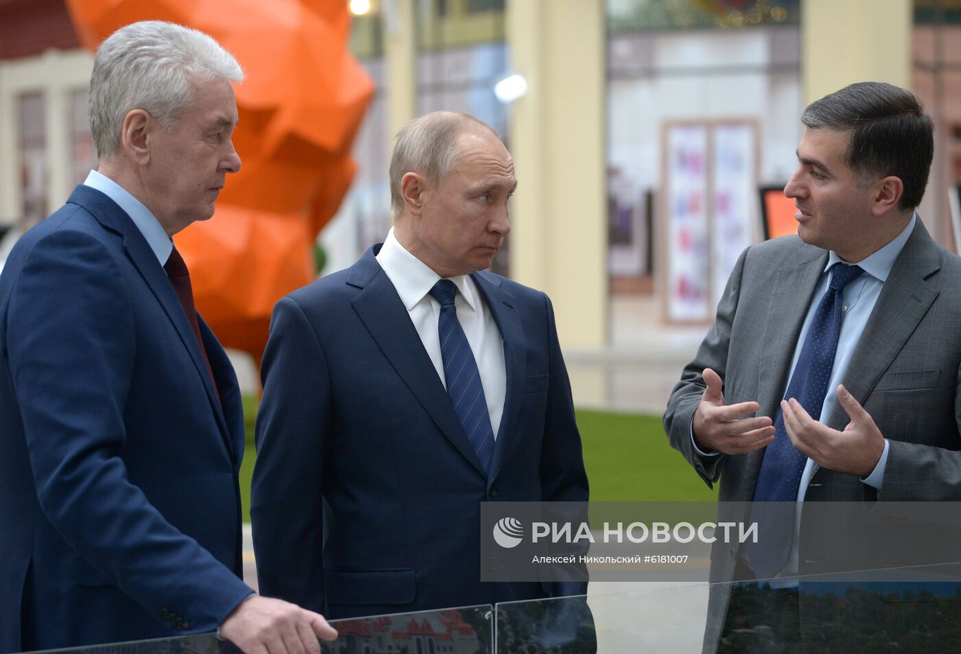 Президент РФ В. Путин посетил парк "Остров мечты"