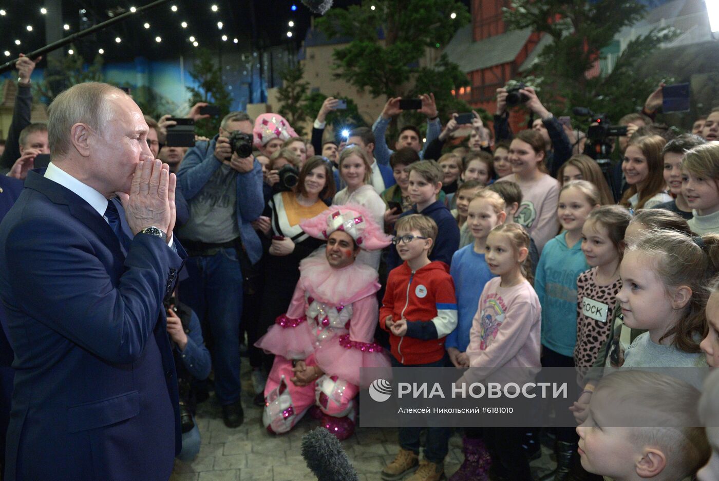 Президент РФ В. Путин посетил парк "Остров мечты"