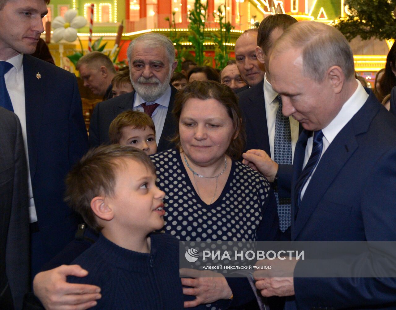 Президент РФ В. Путин посетил парк "Остров мечты"