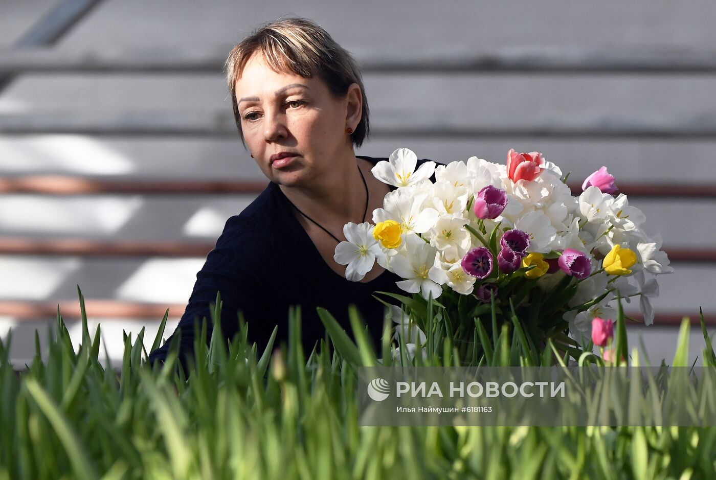 Цветы в оранжерее муниципального предприятия "УЗС" в Красноярске