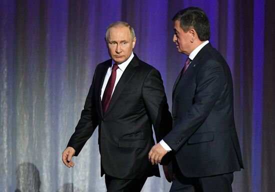 Президент РФ В. Путин и президент Киргизии С. Жээнбеков приняли участие в церемония открытия перекрестного Года России и Киргизии