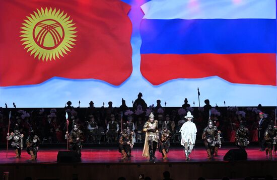 Президент РФ В. Путин и президент Киргизии С. Жээнбеков приняли участие в церемония открытия перекрестного Года России и Киргизии