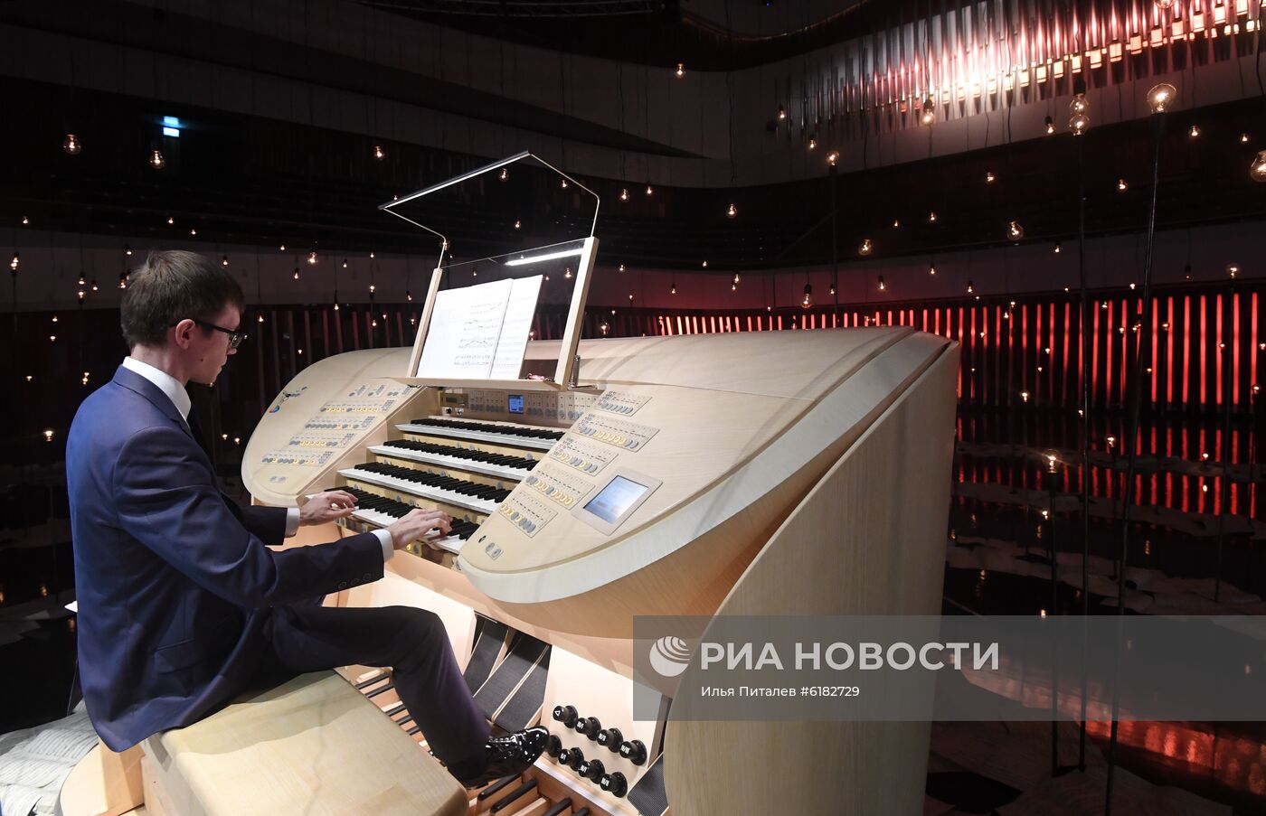 Подготовка к инаугурации большого концертного органа в "Зарядье"