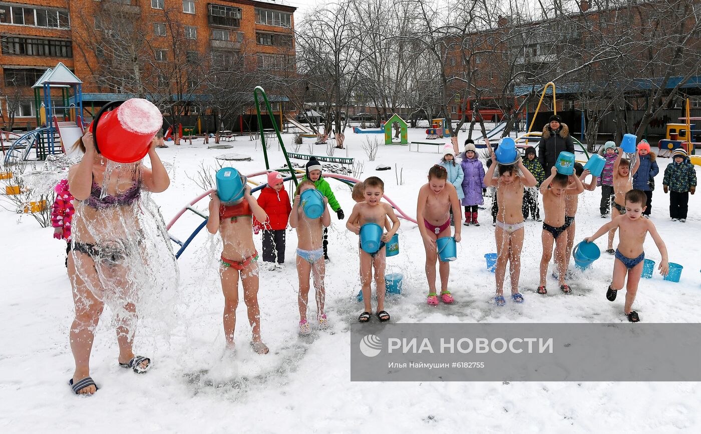 Зимнее закаливание детей в детском саду Красноярска