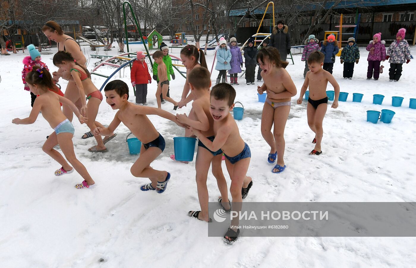 Зимнее закаливание детей в детском саду Красноярска