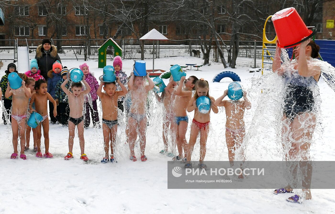 Зимнее закаливание детей в детском саду Красноярска | РИА Новости Медиабанк