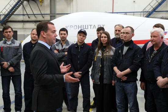 Заместитель председателя Совета безопасности РФ Д. Медведев посетил промышленно-производственный комплекс компании "Кронштадт"