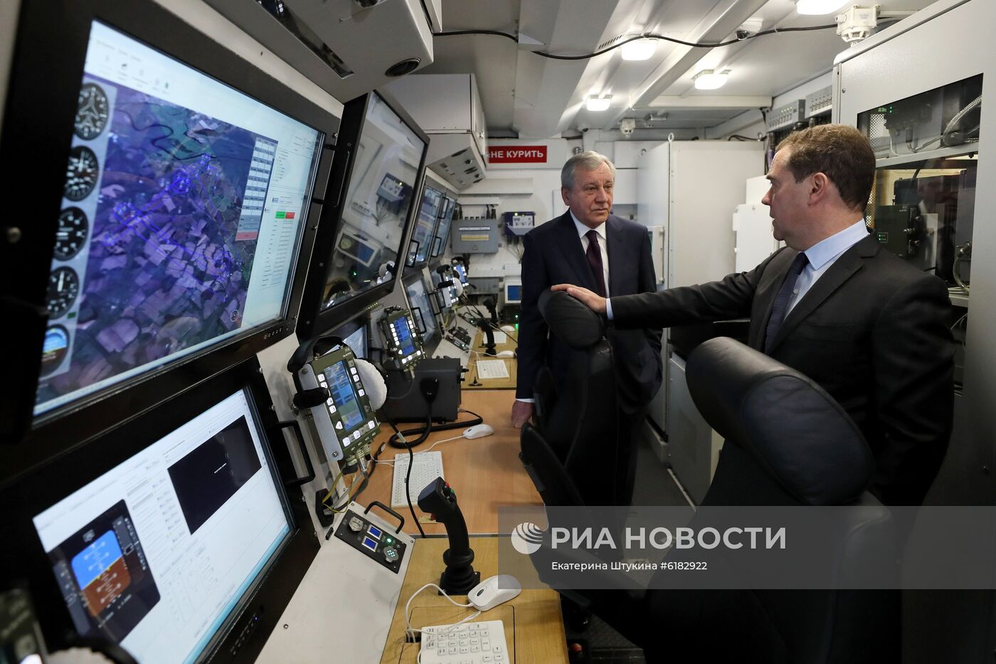 Заместитель председателя Совета безопасности РФ Д. Медведев посетил промышленно-производственный комплекс компании "Кронштадт"