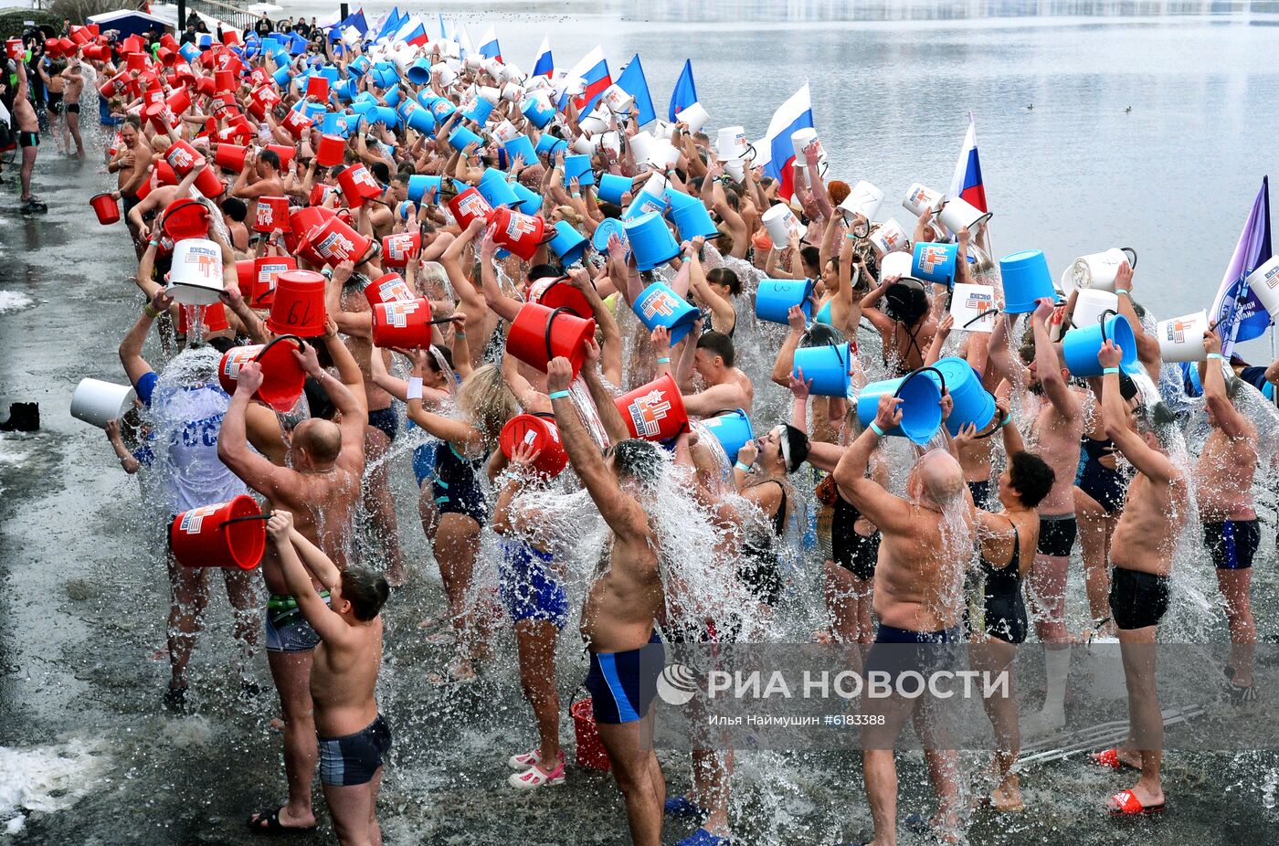 Установление рекорда России по обливанию холодной водой 