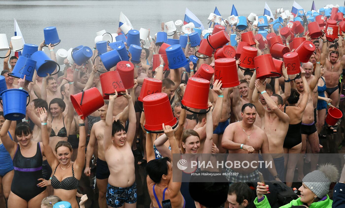 Установление рекорда России по обливанию холодной водой 