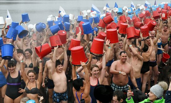 Установление рекорда России по обливанию холодной водой 