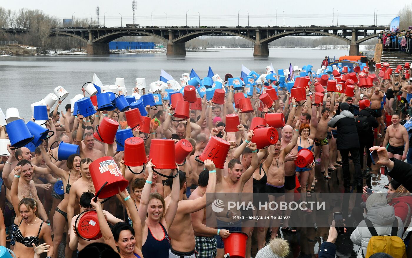 Установление рекорда России по обливанию холодной водой