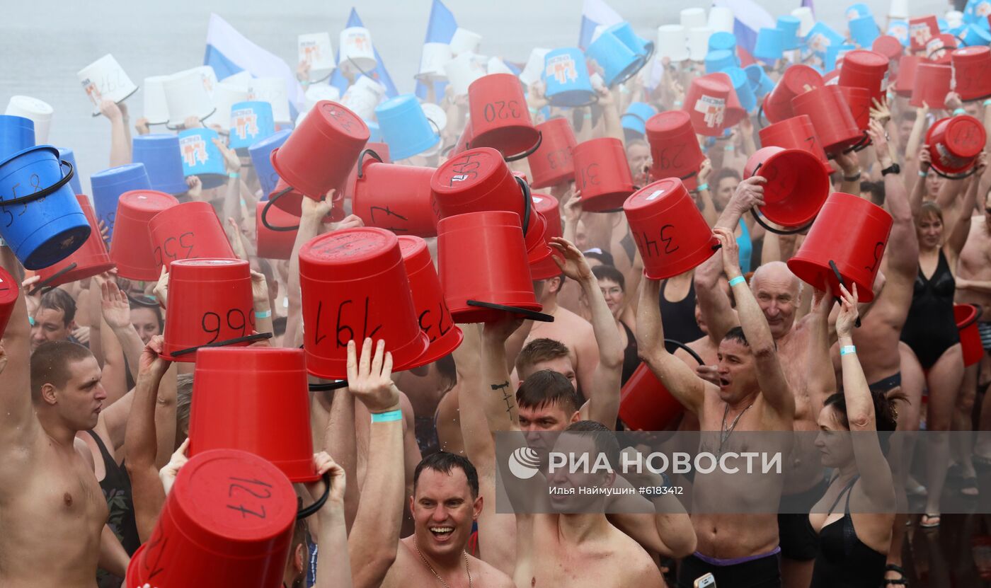 Установление рекорда России по обливанию холодной водой 