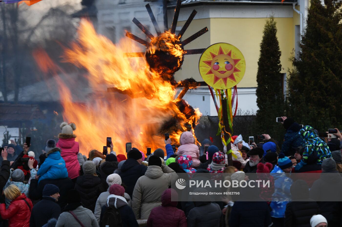 Празднование Масленицы в Суздале