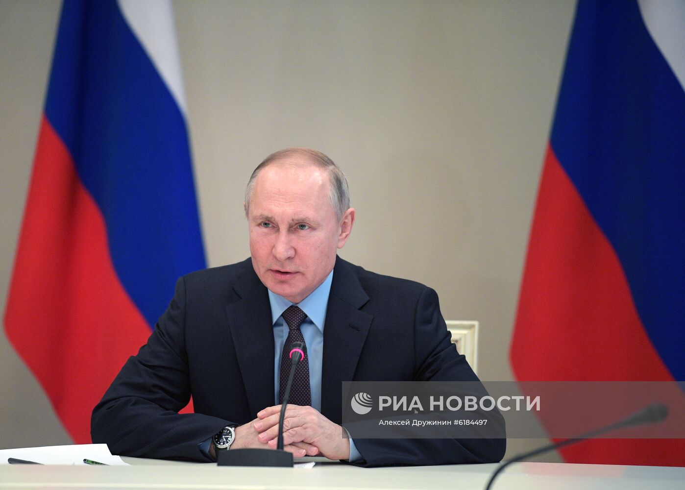 Президент РФ В. Путин провел совещание по наиболее актуальным международным проблемам