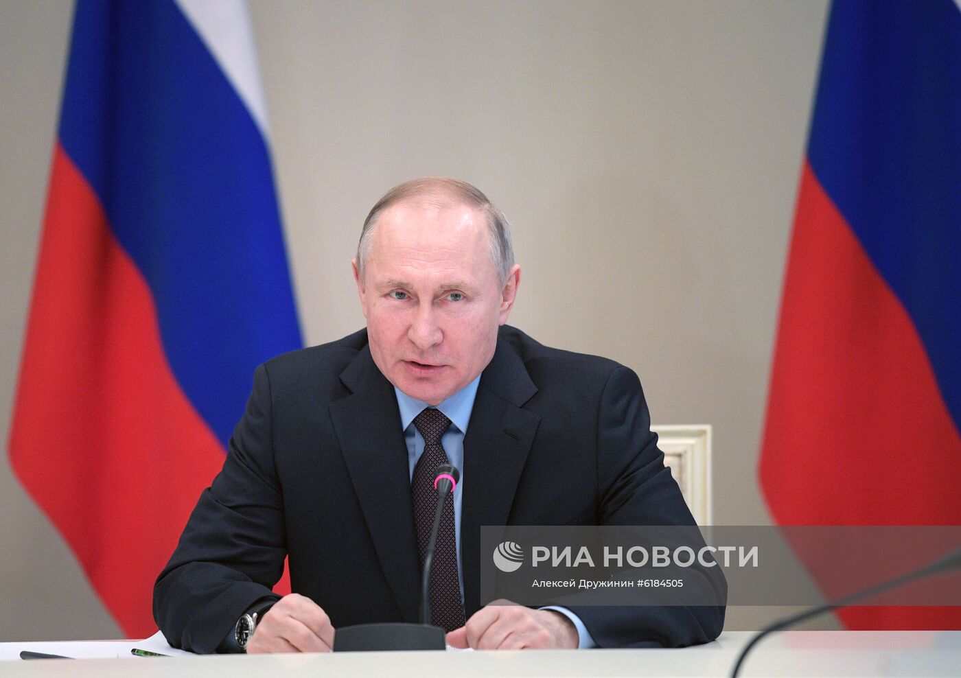 Президент РФ В. Путин провел совещание по наиболее актуальным международным проблемам