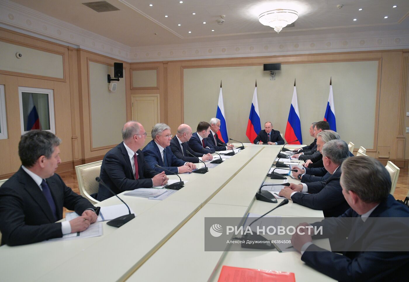 Президент РФ В. Путин провел совещание по наиболее актуальным международным проблемам