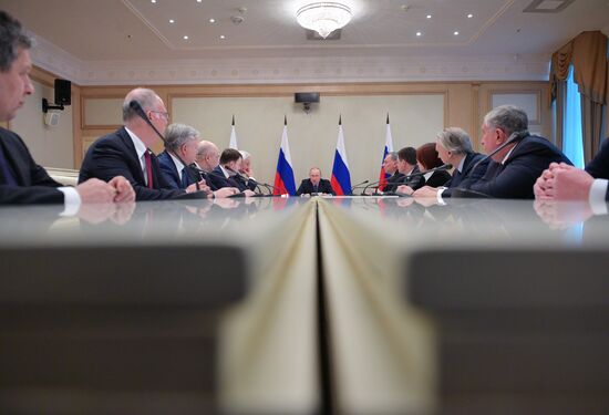 Президент РФ В. Путин провел совещание по наиболее актуальным международным проблемам