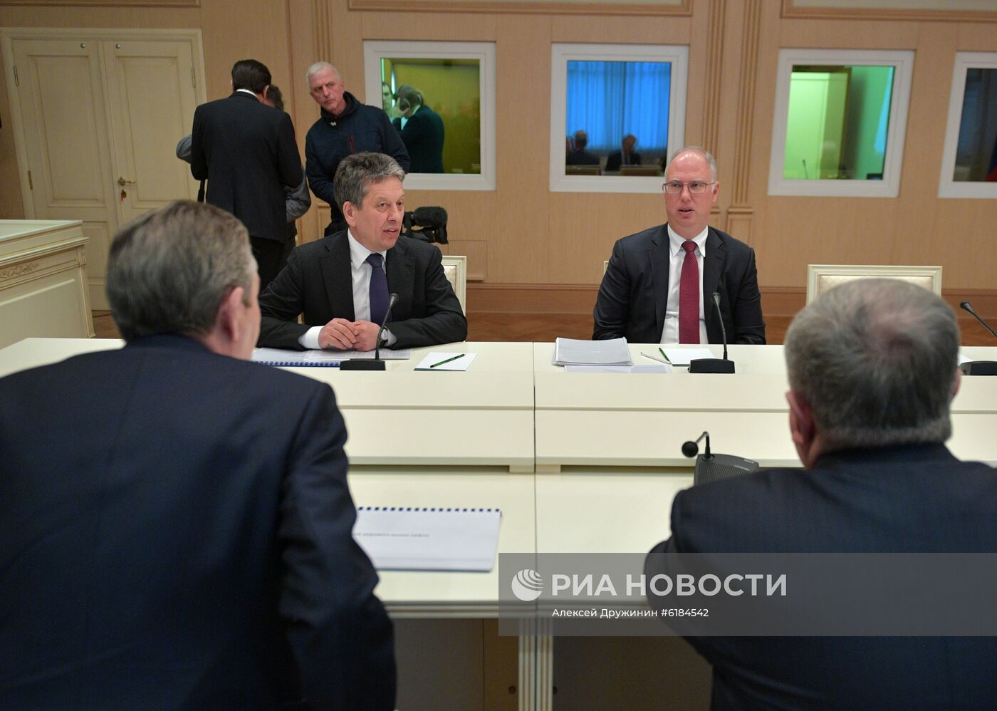 Президент РФ В. Путин провел совещание по наиболее актуальным международным проблемам