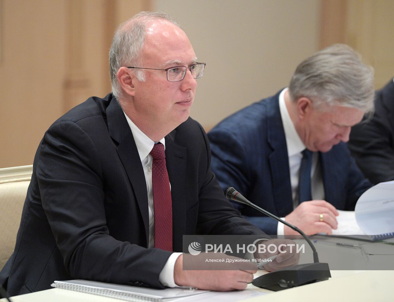 Президент РФ В. Путин провел совещание по наиболее актуальным международным проблемам
