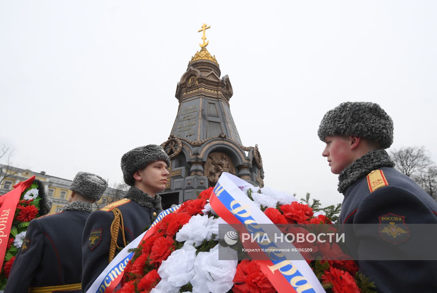 Возложение венков к часовне-памятнику гренадерам, павшим в боях за Плевну