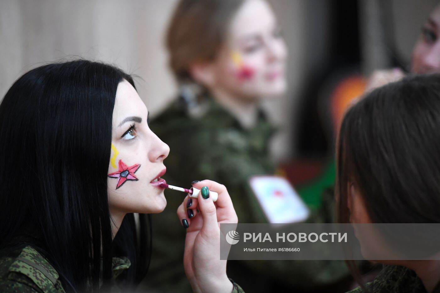 Конкурс красоты среди женщин-военнослужащих "Макияж под камуфляж" 